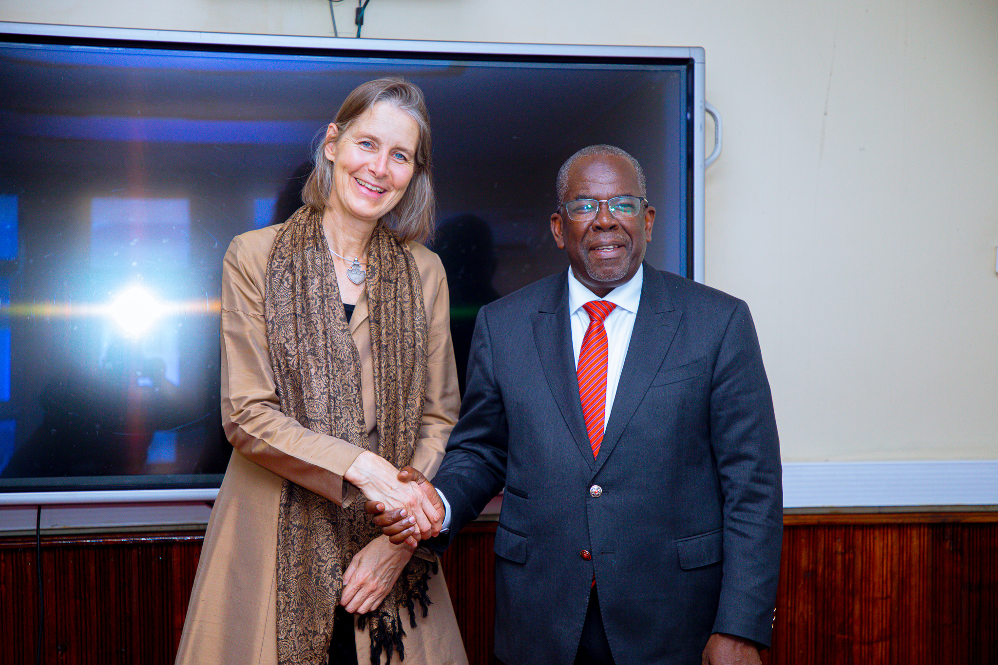 Waziri wa Fedha, Mhe. Balozi Khamis Mussa Omar (Mb) (Kulia), akiagana na Mwakilishi mpya wa Shirika la Fedha la Kimataifa (IMF) nchini Tanzania, Bi. Jana Bricco, aliyefika kujitambulisha tangu ashike nyadhifa hiyo pamoja na kufanya mazungumzo katika Ofisi Ndogo za Wizara ya Fedha, jijini Dar es Salaam, ambapo walijadili masuala mbalimbali yanayohusu ushirikiano kati ya Tanzania na IMF, ambao umedumu kwa miongo kadhaa tangu miaka ya 1960.